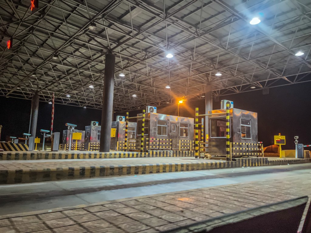 Fronteira Guiné-Serra Leoa tem estrada boa, muitas barreiras e policial&nbsp;simpática