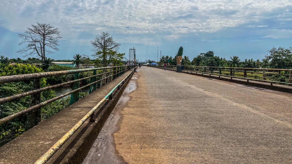A tranquila, mas apertada travessia na fronteira Serra&nbsp;Leoa-Libéria