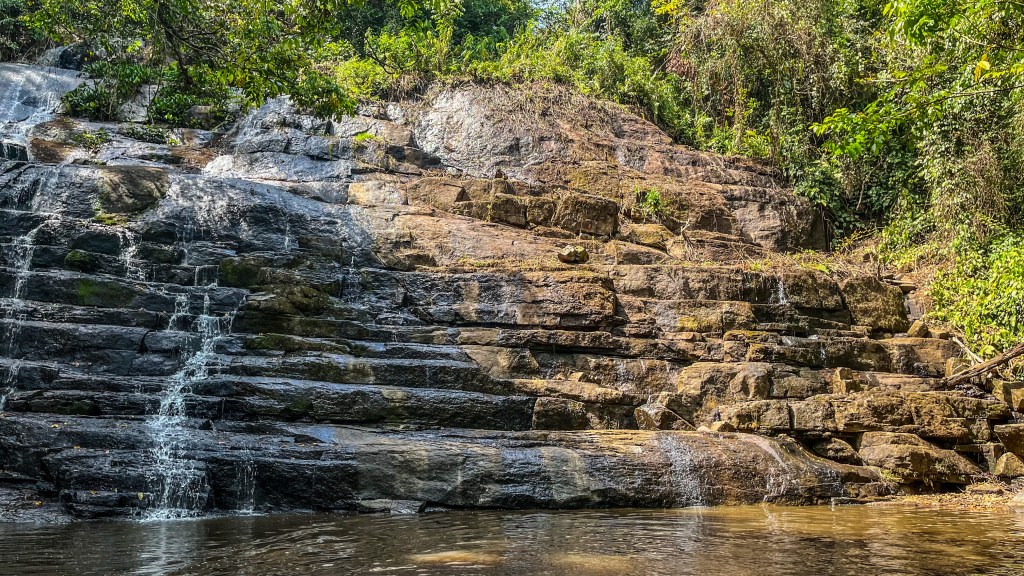 Para Cascata de Man, uma longa caminhada no&nbsp;asfalto