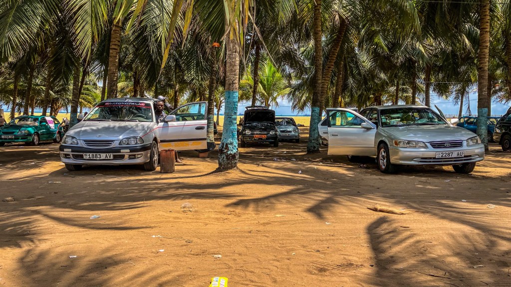 Fronteira Togo-Benim é pouco burocrática, e embarque tem sala de espera com&nbsp;coqueiros