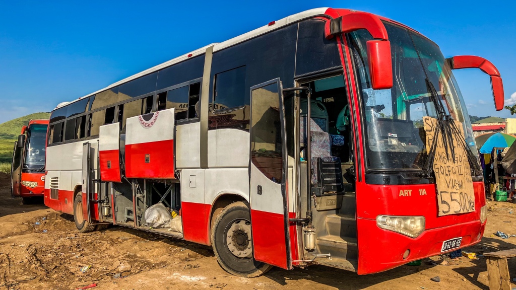 Para andar de ônibus por Angola, não pode dar bobeira ou fica na estrada