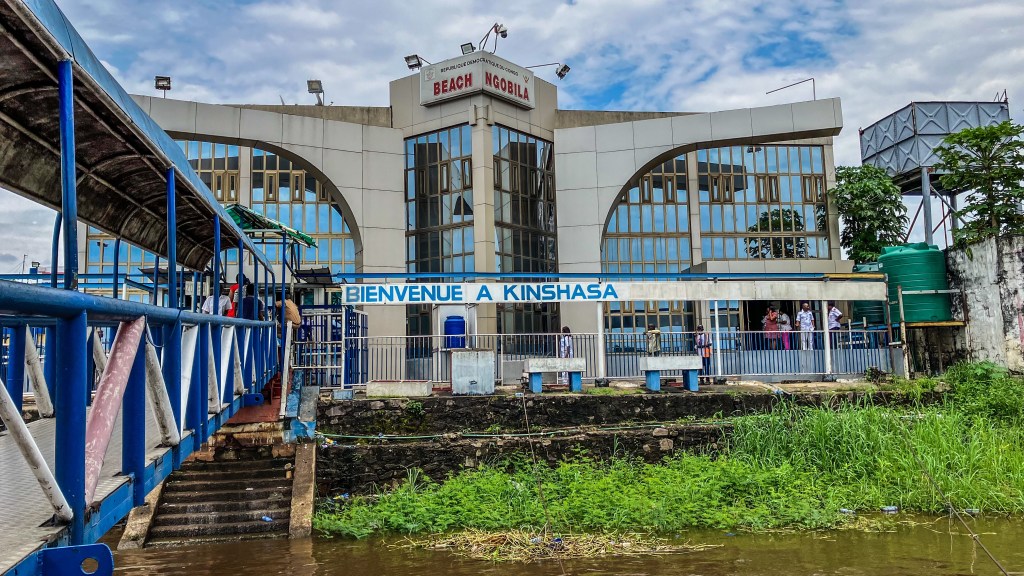 Fronteira entre Congo e RD Congo tem travessia de rio e&nbsp;estresse