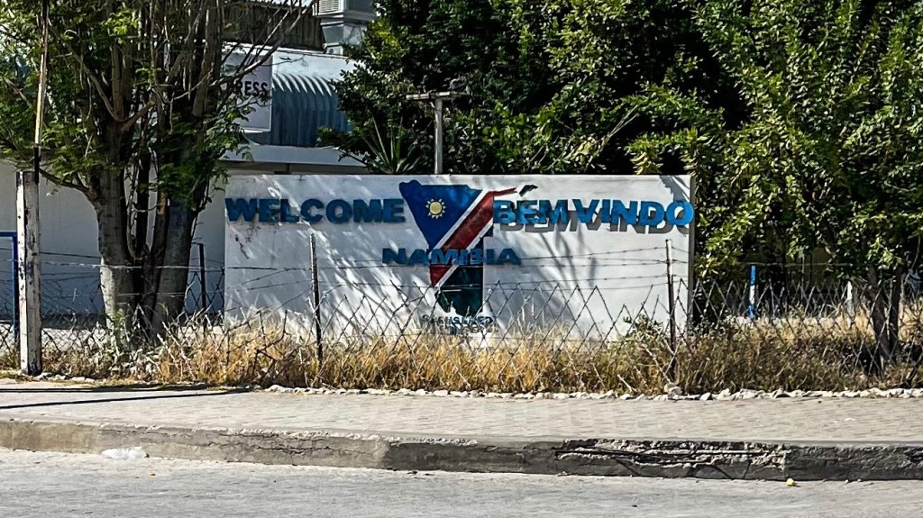 Fronteira Angola-Namíbia tem golpe de cambista e tensão na troca de&nbsp;passaporte