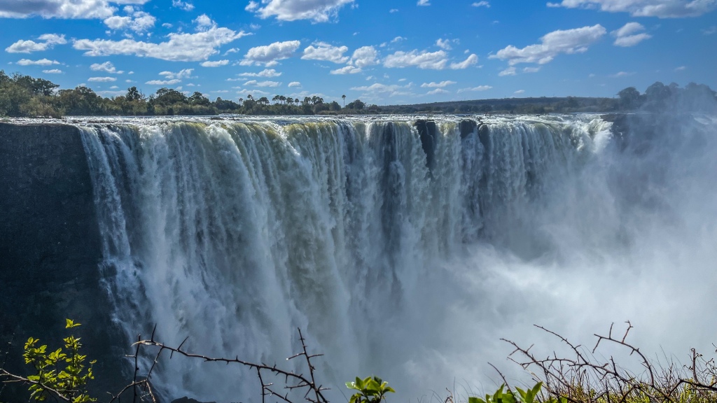 Como visitar Victoria Falls, uma das maravilhas da natureza, entre Zimbábue e Zâmbia