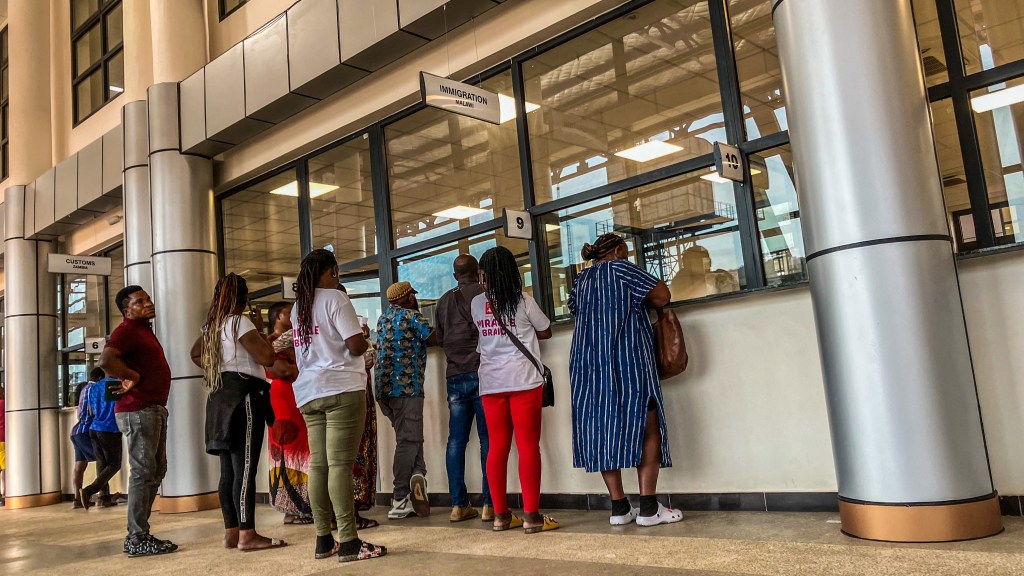 Para cruzar fronteira Zâmbia-Maláui, pegamos ônibus de madrugada e esperamos 3 horas na&nbsp;divisa