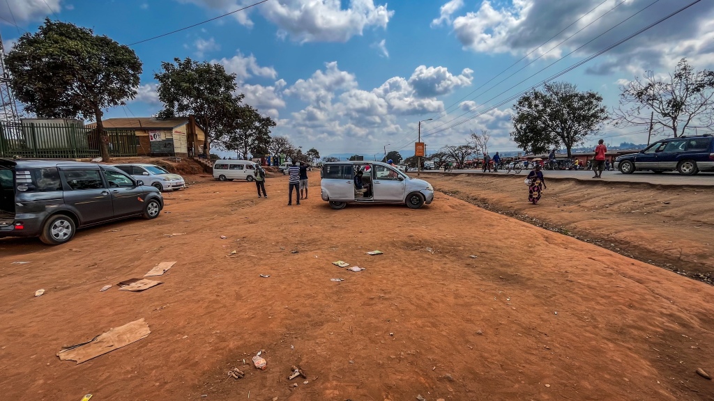 Em dia de fronteira entre Maláui e Tanzânia, andamos e usamos carros, van e ônibus