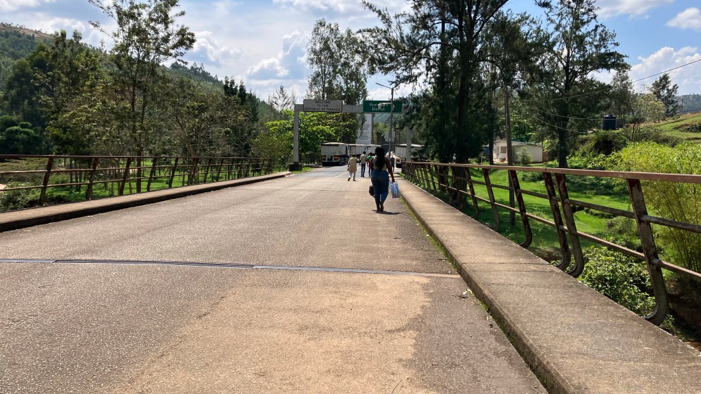 Na fronteira Burundi-Ruanda, tiramos visto da África Oriental e nos&nbsp;desesperamos