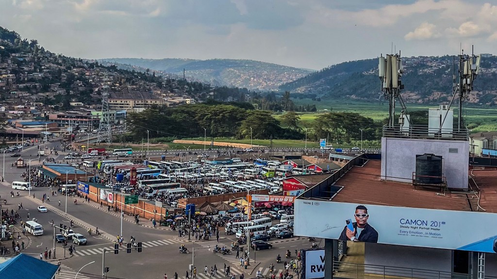 Na fronteira Ruanda-Uganda, oficial encrencou com nosso visto&nbsp;triplo