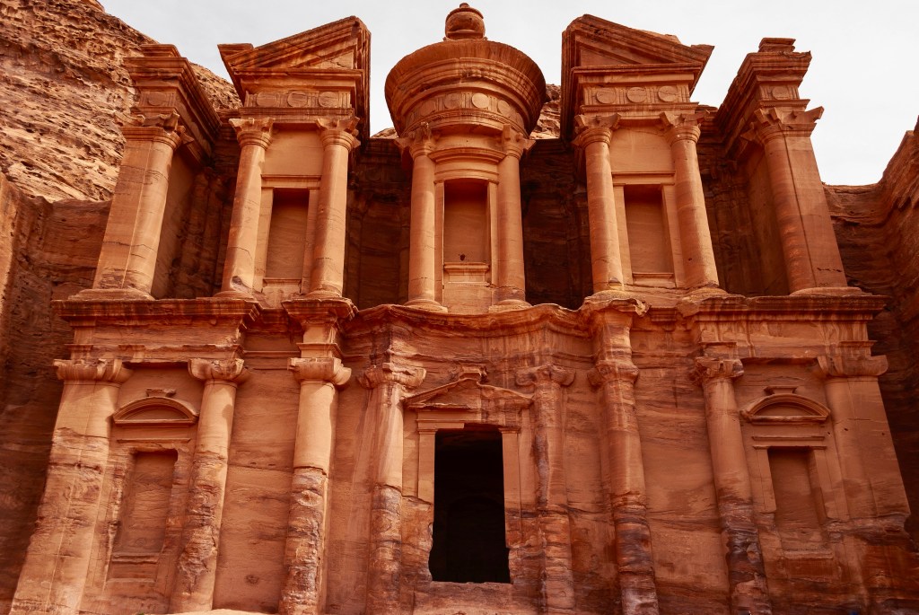 Jordânia une Petra histórica, Amã cosmopolita e exótico mar&nbsp;Morto