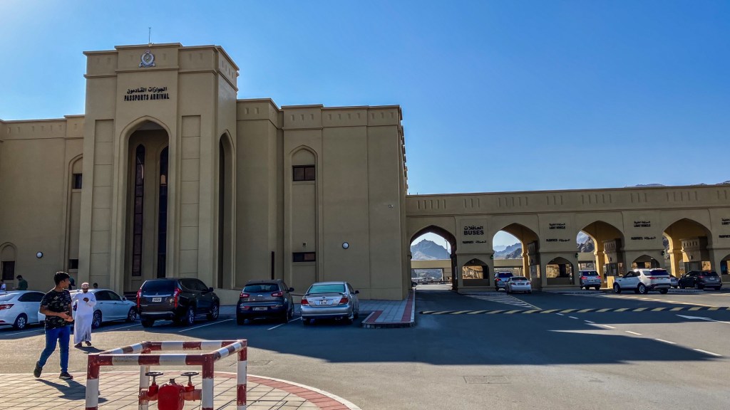 De ônibus, cruzamos a fronteira dos Emirados Árabes para Omã e obtivemos isenção de&nbsp;visto