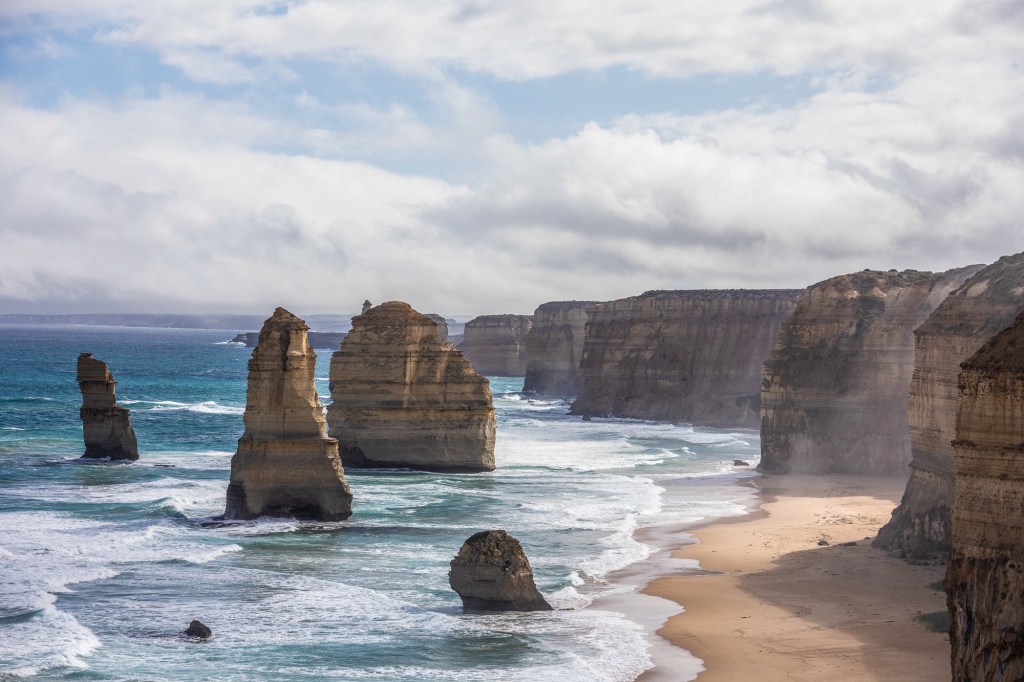 Estrada na costa sul da Austrália impressiona com falésias, cangurus e&nbsp;coalas