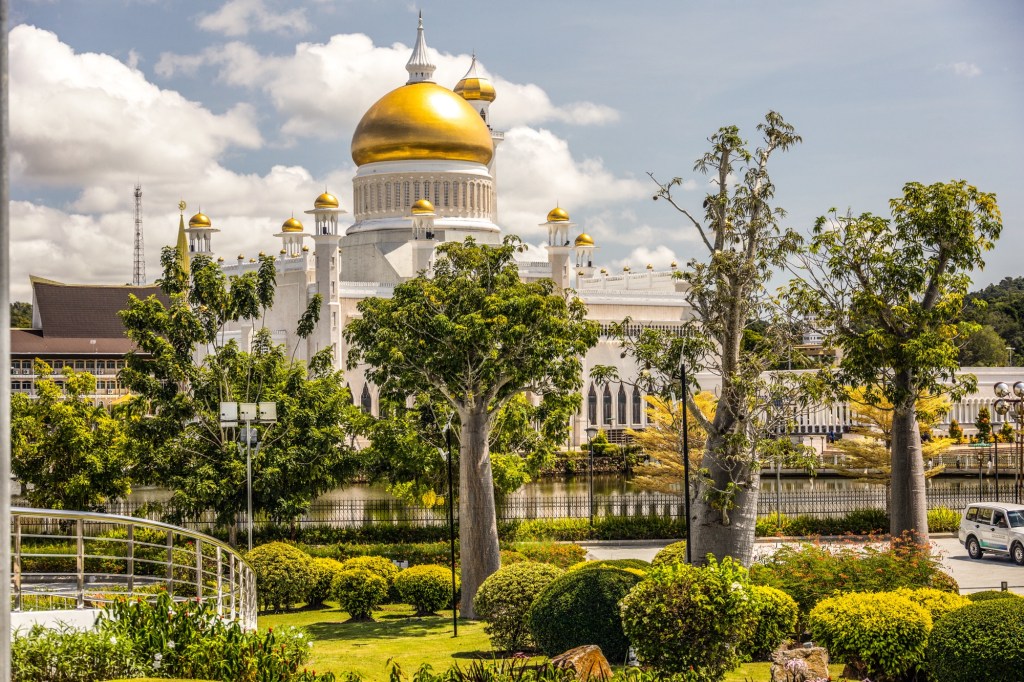 Passeios na pequena e quente capital do Brunei se concentram no centro