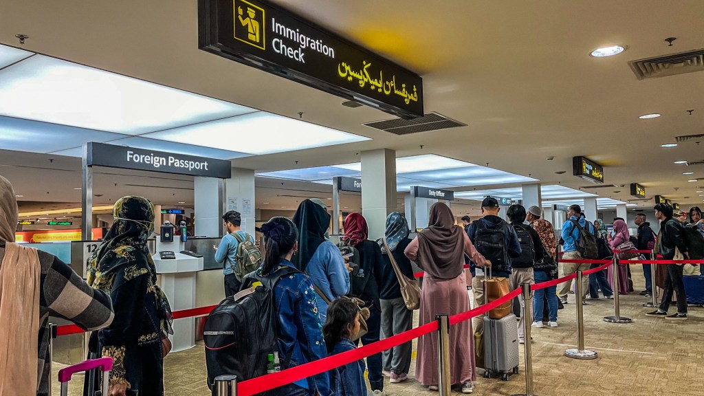 Para Brunei, pegamos um voo da Indonésia e preenchemos eArrival Card na chegada; brasileiros precisam de&nbsp;visto