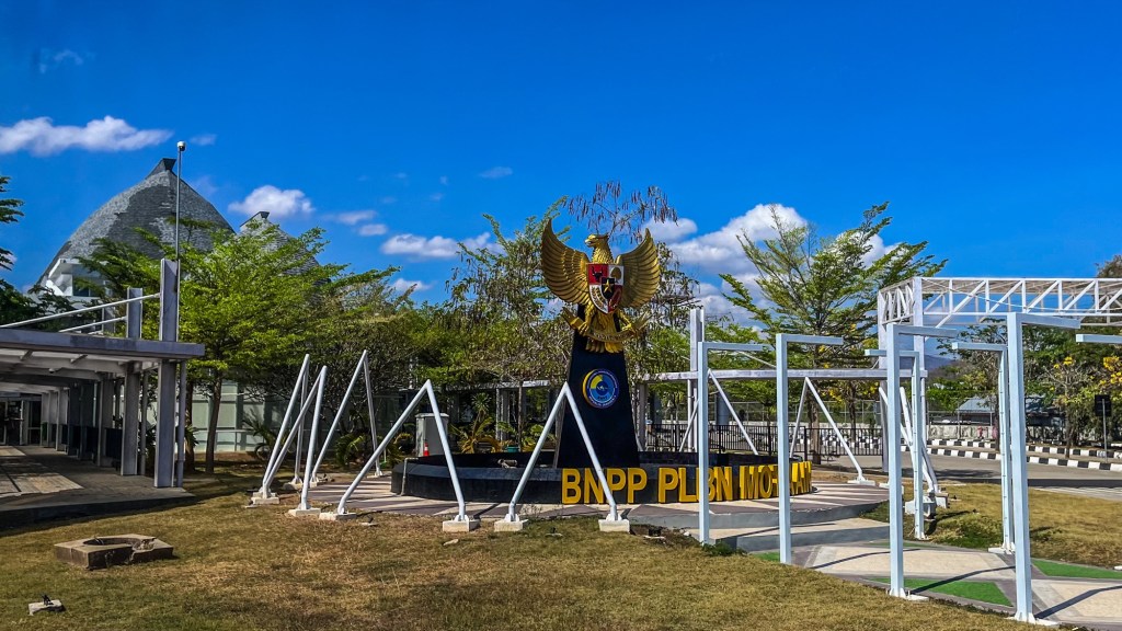 Na Indonésia, entramos por terra em estrada sinuosa e tiramos o visto na&nbsp;fronteira