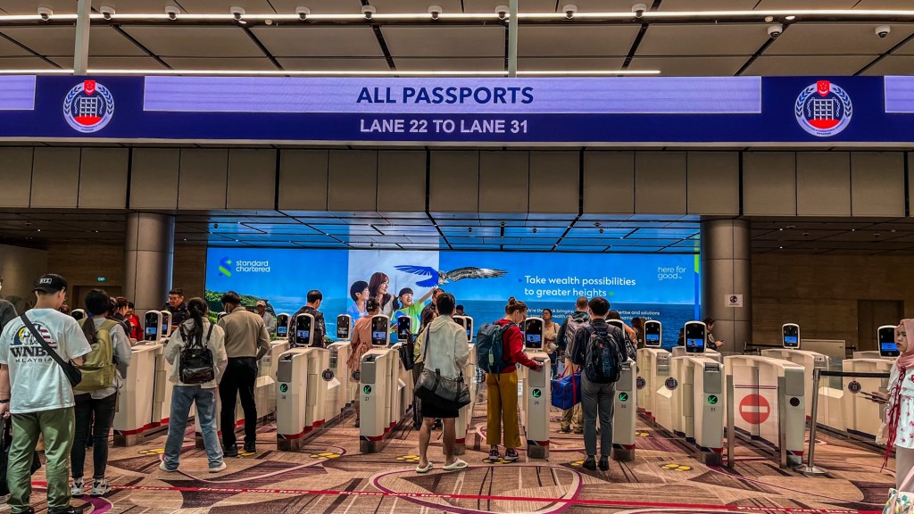 Para Singapura, voamos da ilha de Bornéu e passamos por controle eletrônico de passaporte