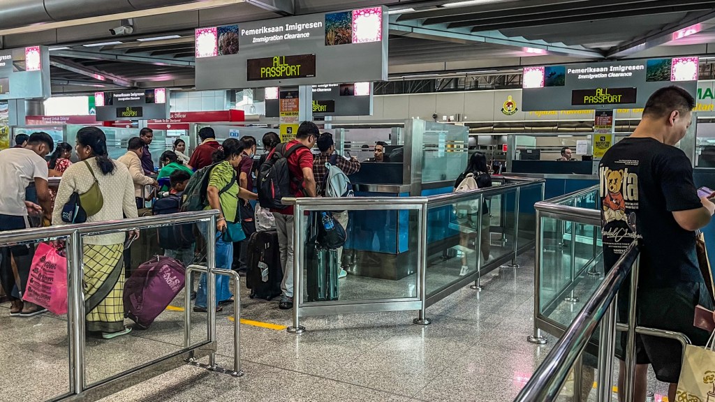 Entramos duas vezes na Malásia, de barco e de ônibus, e penamos com certificado de vacinação