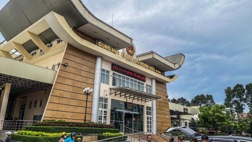 De ônibus, cruzamos a movimentada fronteira&nbsp;Camboja-Vietnã