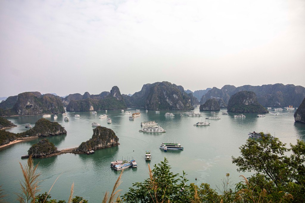No norte do Vietnã, bebemos café no trilho do trem em Hanói e mergulhamos em Ha Long Bay