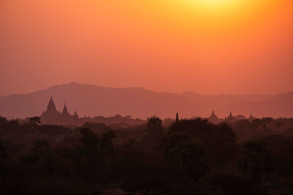Em Myanmar, vimos templos, praia, poucos turistas e vários reflexos da guerra civil
