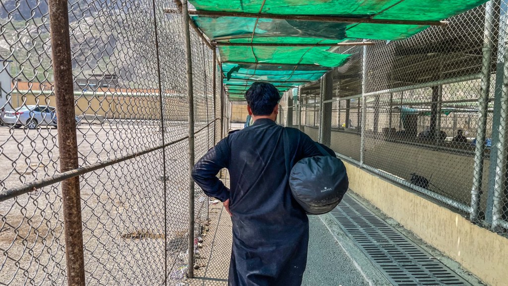 Na caótica fronteira entre Paquistão e Afeganistão, tivemos escolta, e o Talibã conferiu nossos&nbsp;celulares