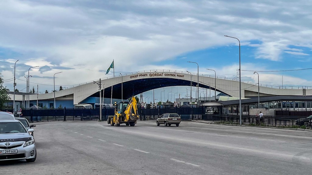 Viajamos do Quirguistão ao Cazaquistão em dois ônibus, mas com uma só&nbsp;passagem
