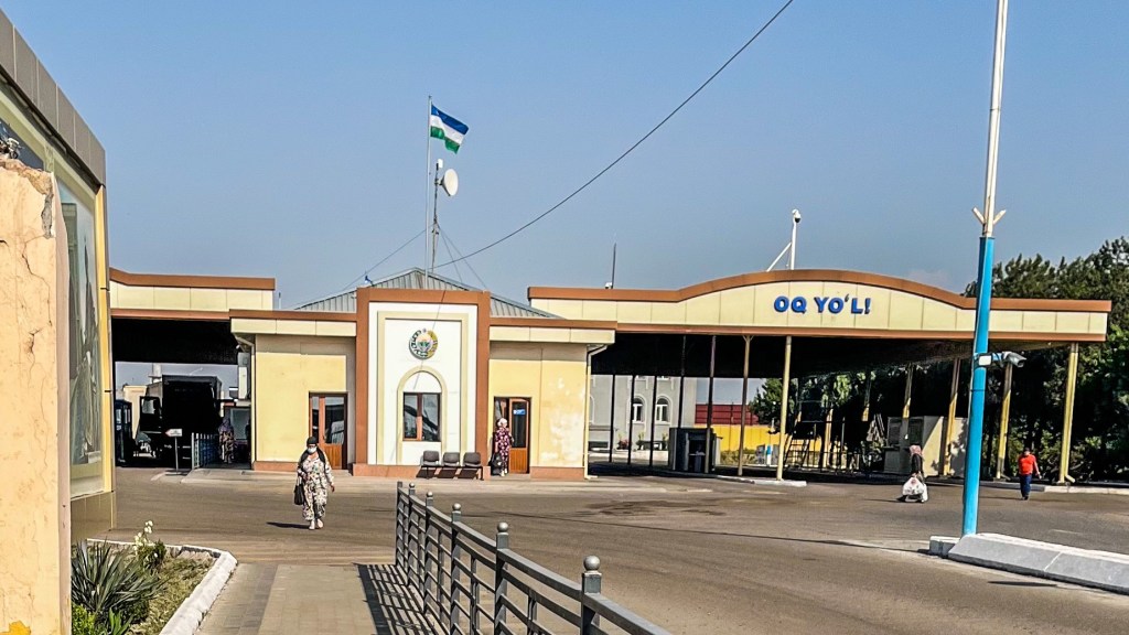 Na fronteira entre Tajiquistão e Uzbequistão, ficaram em dúvida sobre brasileiro ser isento de&nbsp;visto