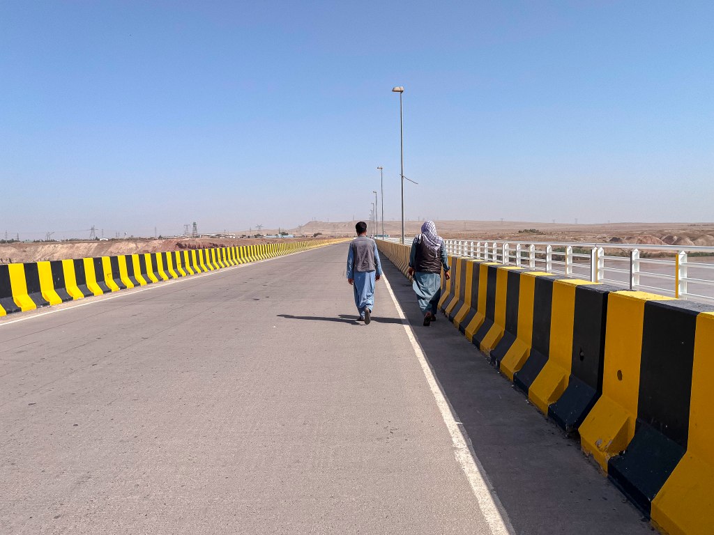 Fronteira entre Afeganistão e Tajiquistão teve revista minuciosa ao sair e zero pergunta para&nbsp;entrar